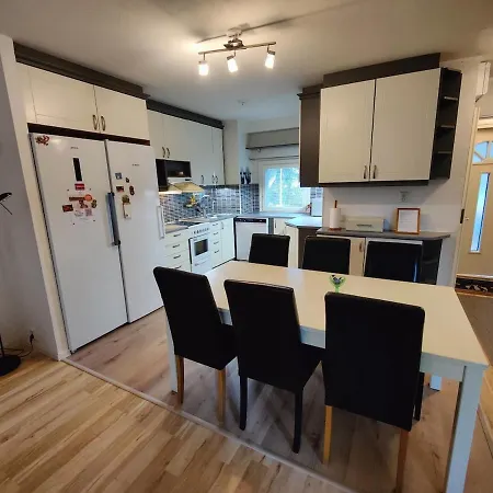 Spacious Row House For Families And Friends Huoneisto *